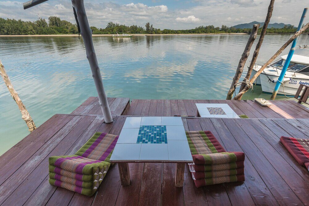 Фото Sincere Guest House & Restaurant - Hostel