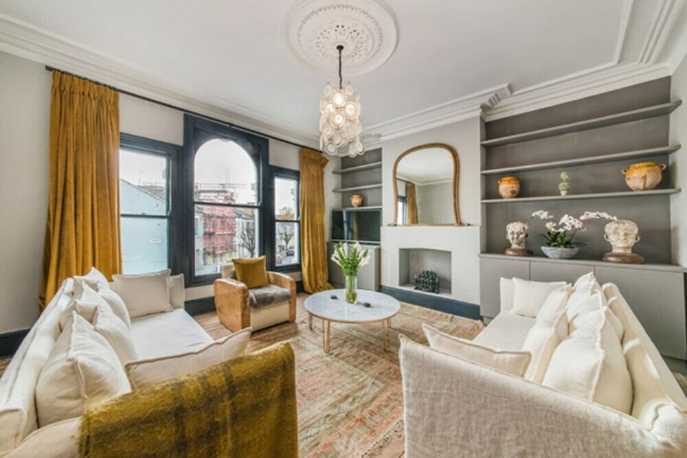Фото Newly Renovated Two Bedroom Kensington Flat