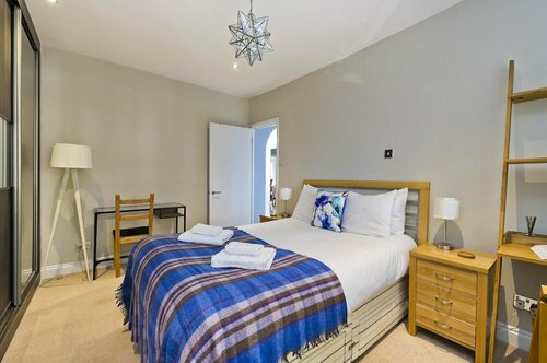 Гостиница Delightful Apartment in Prime Location Near Hampstead Heath by Underthedoormat в Лондоне