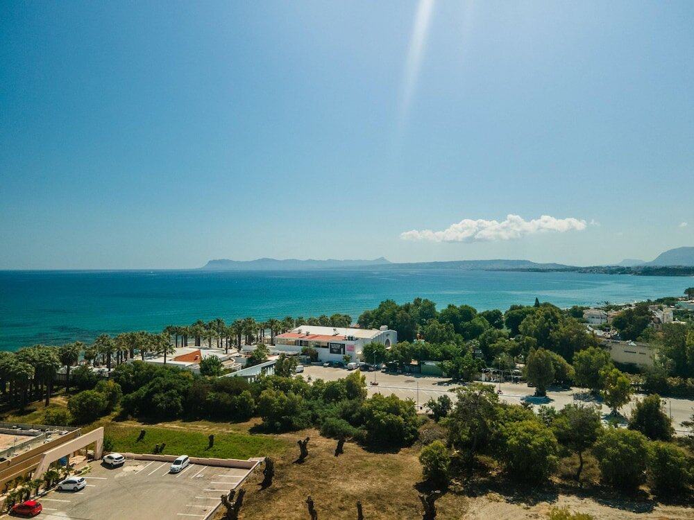 Фото Manos Beachside Apartments