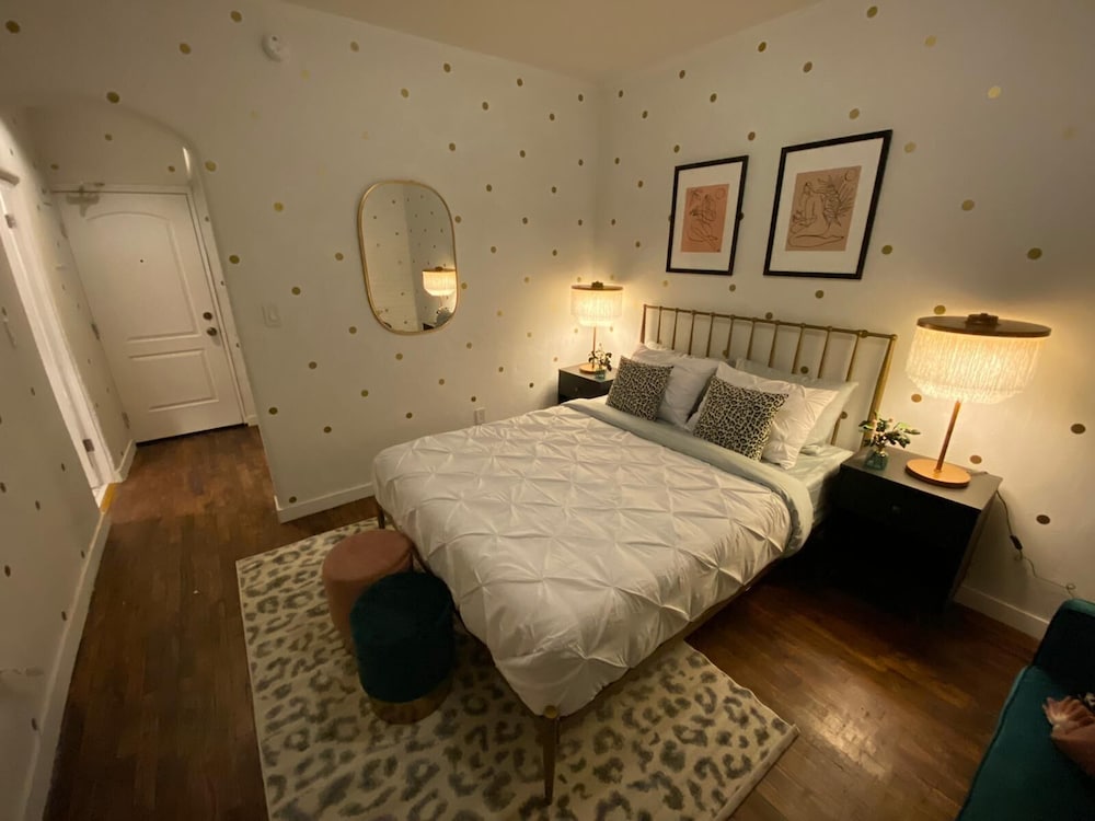 Фото Gorgeous Studio in Beverly Boulevard! Sleeps 4!