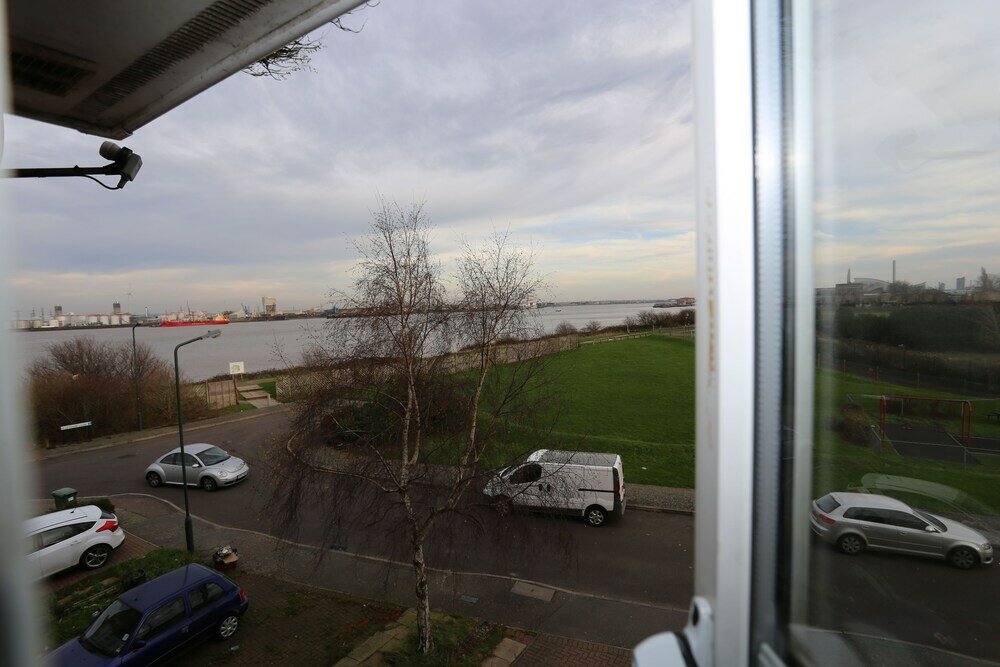 Фото Lovely Studio Apartments - Thamesmead