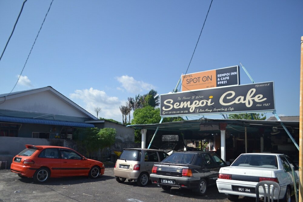 Фото Spot On 89821 Batu Maung Sempoi Inn And Cafe