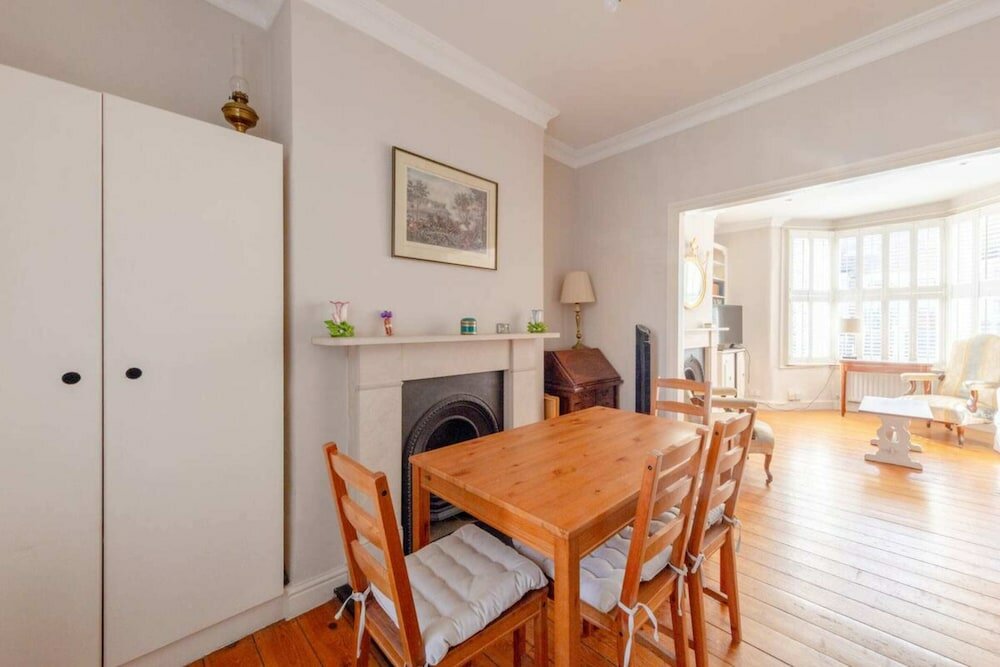 Фото Charming 2 Bedroom Home in West London