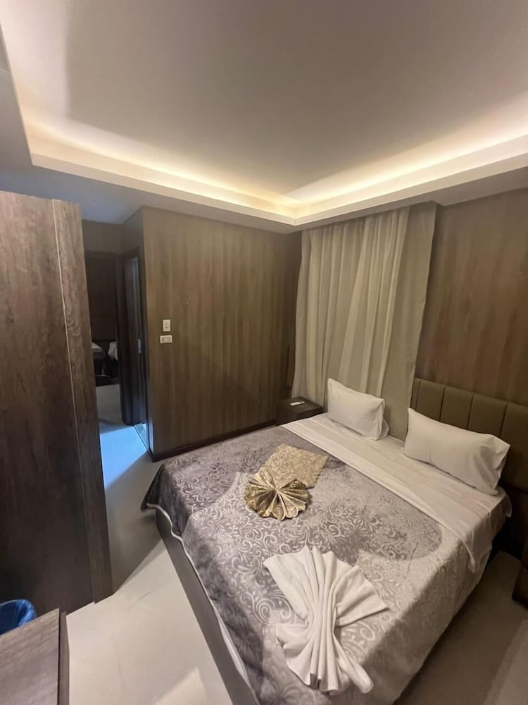 Фото Rotana Palace Suites