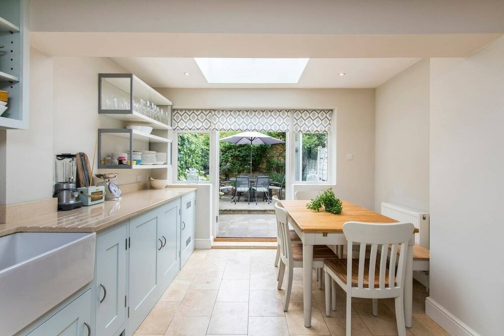 Фото Delightful 2-bed Home, Fulham