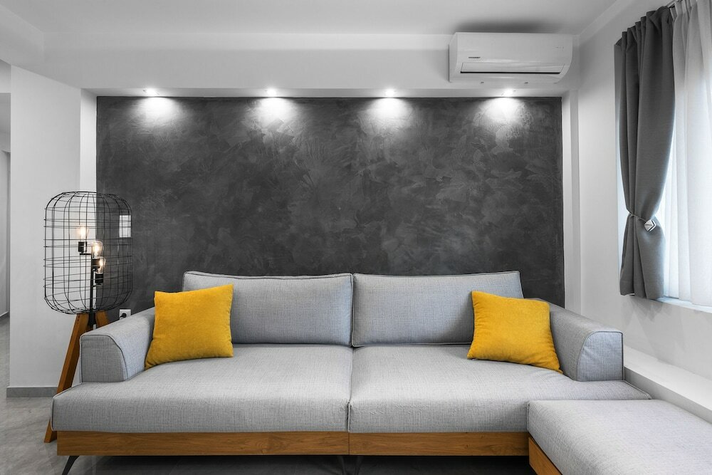 Фото White and Wood Nilie Hospitality Mgmt