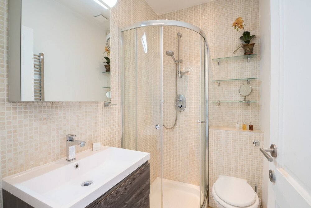 Фото Charming Chelsea Home by the River Thames