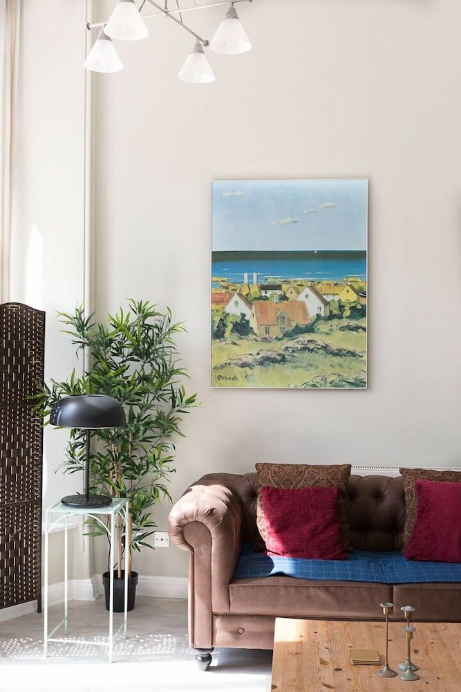 Фото Bright Two Br Period Apartment in Whitechapel