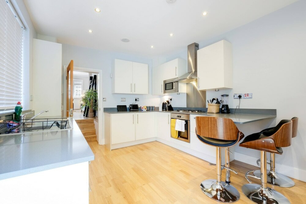 Фото Luxury 3 Bedroom 2 Bathroom House Fulham
