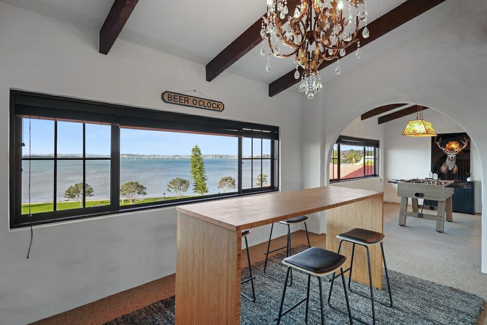 Фото Magnificent Beachfront Mansion - Pool