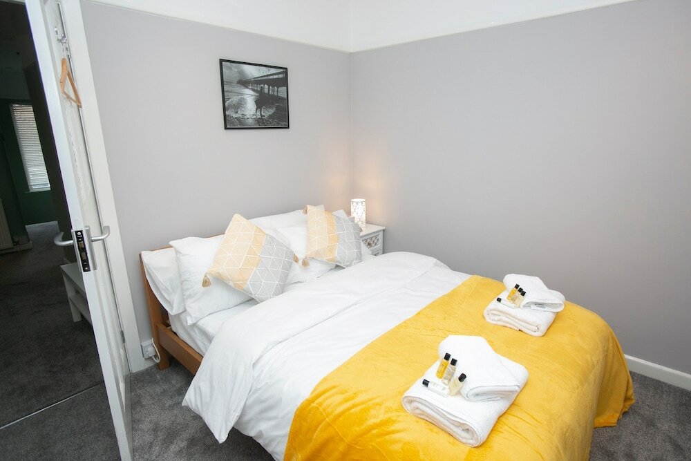 Фото 3 Bedroom House with Parking Bournemouth