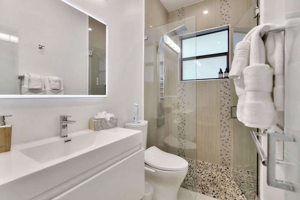 Фото Lynora's Luxe Estate Modern Design