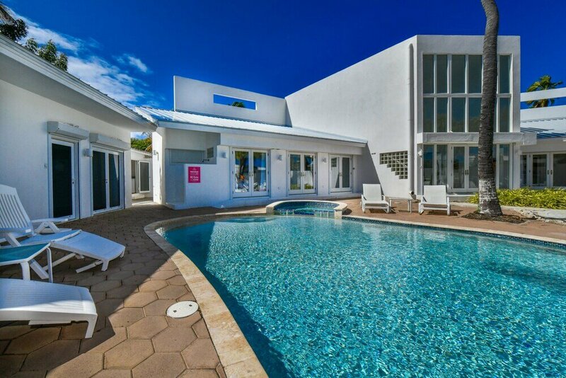 Гостиница Ocean Front 7-bedroom 7-bath Sunset Views Malmok! в Ноорде