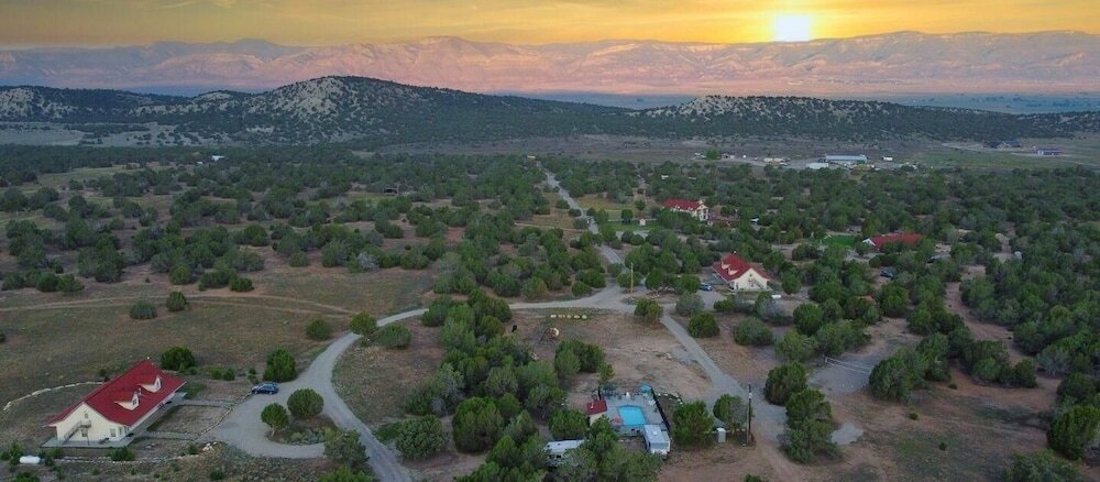 Фото Hacienda Roja - The Cedars № 7 at Wind Walker Homestead