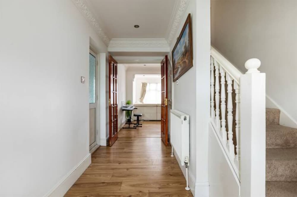 Фото Cosy 3 Bedroom House in Kingston