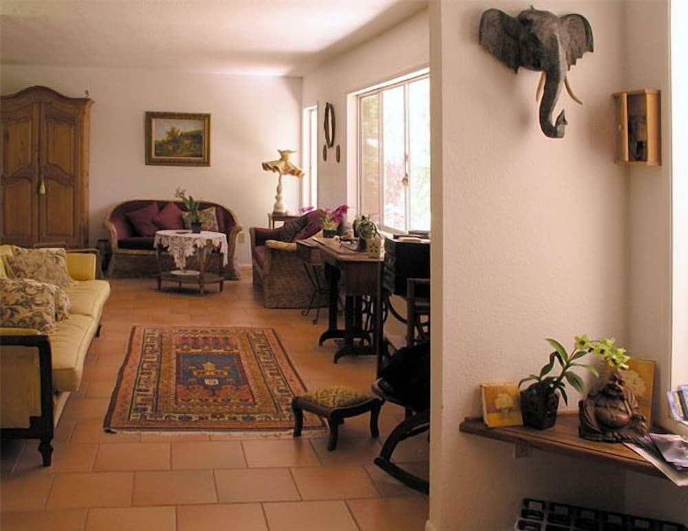 Фото Lava Tree Tropic Inn