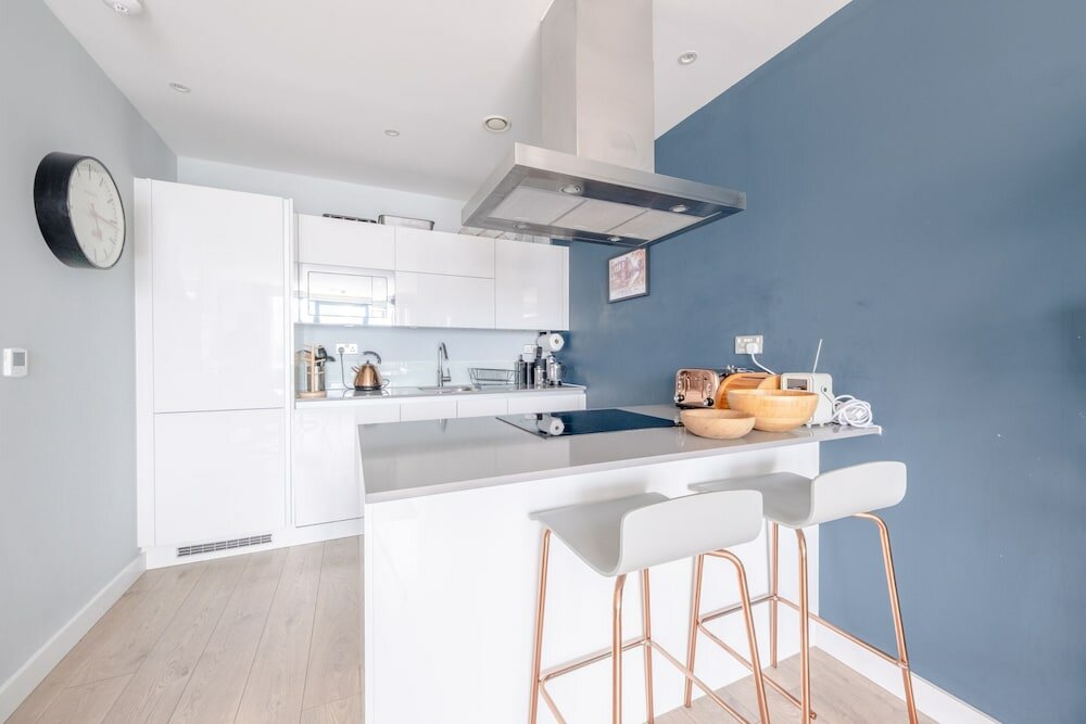 Фото Light & Spacious 1bedroom Flat With Balcony - Mile End