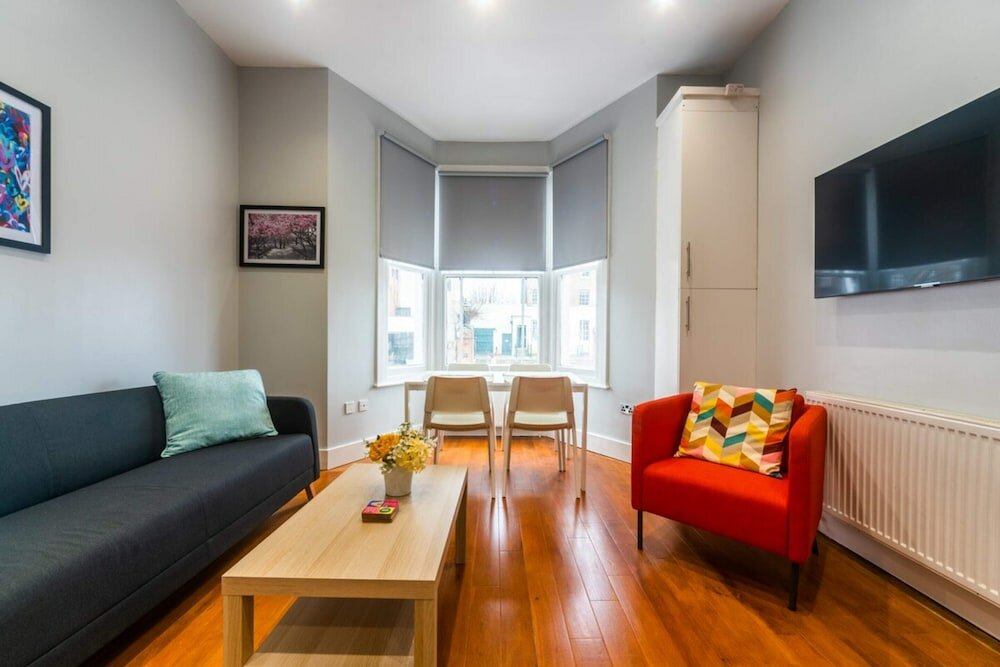 Фото Refurbished St. johns Hill Apartment