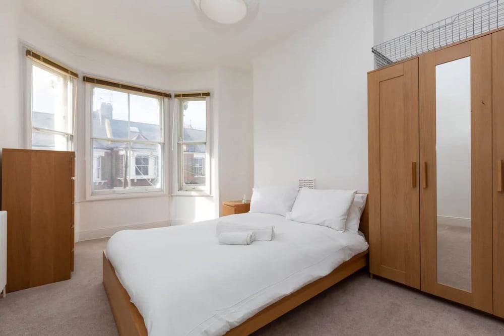 Фото Spacious 5 Bedroom Home in Camden