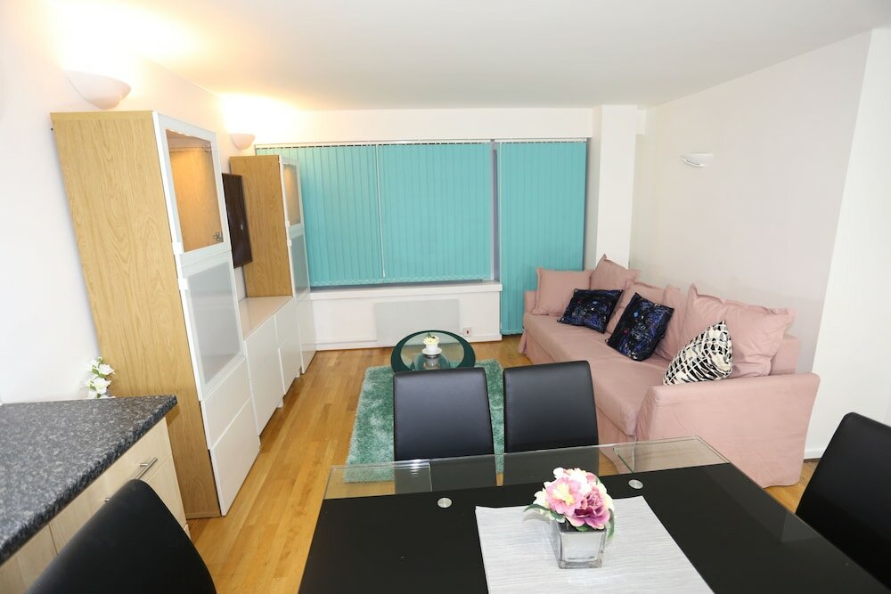 Фото Beautiful 2 beds Woolwich Central Apt