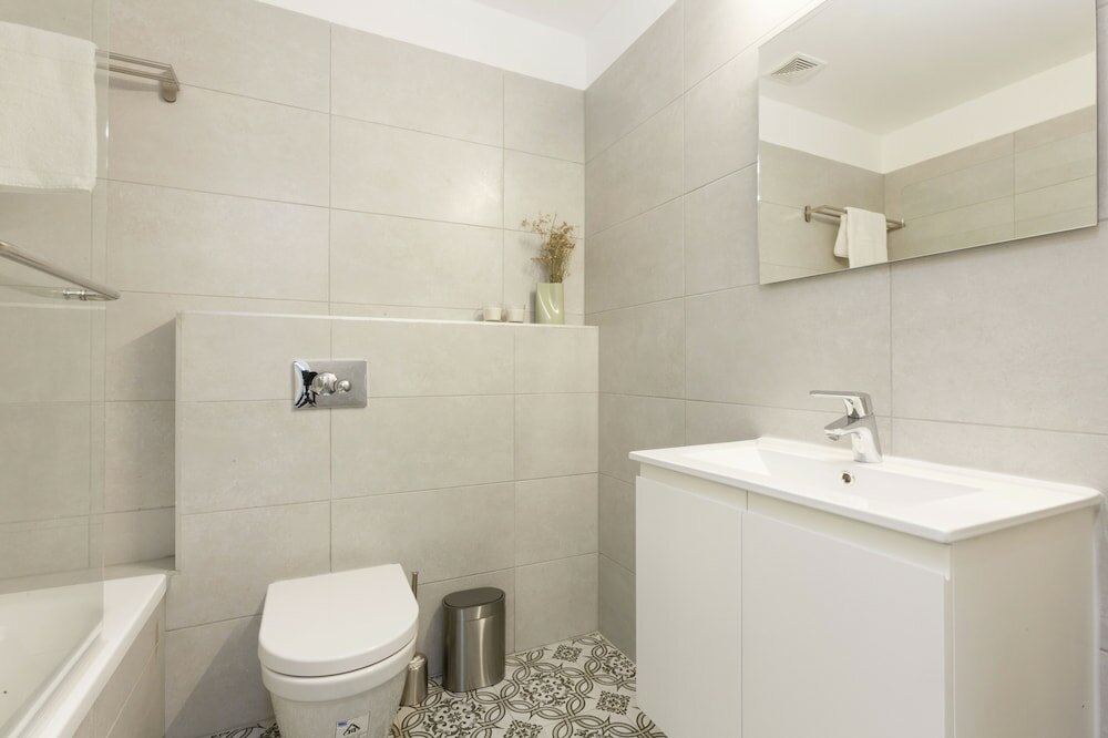 Фото AirTLV - Menachem Begin Apartment