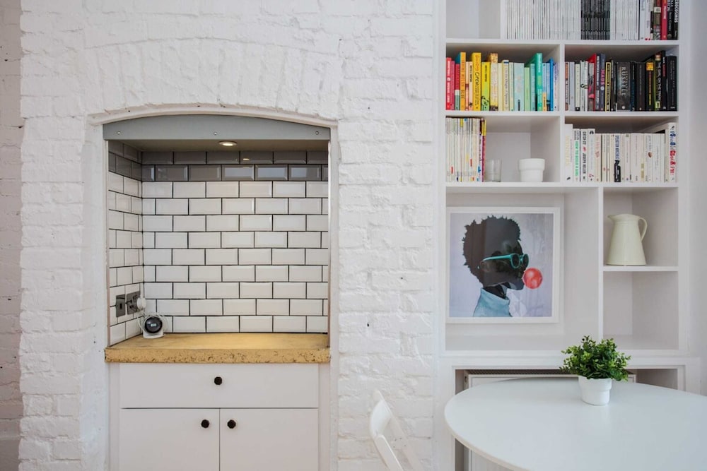 Фото Stylish & Modern 3 Bed Flat in Nw London With Garden