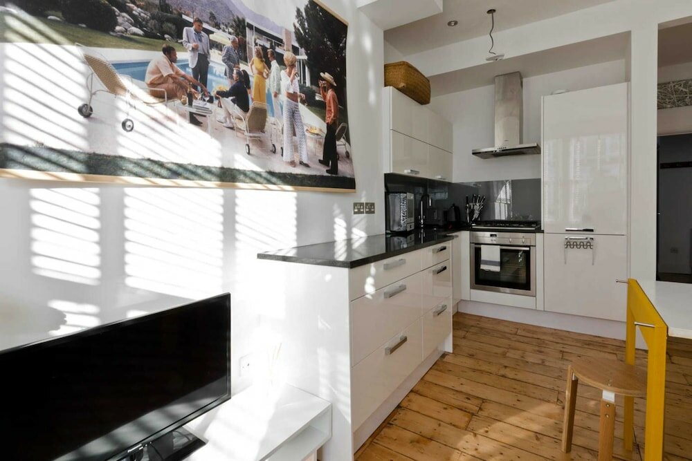 Фото Bright and Modern Bayswater Apartment