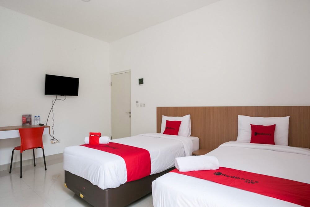 Фото RedDoorz Syariah near Lapangan Pancasila Simpang Lima