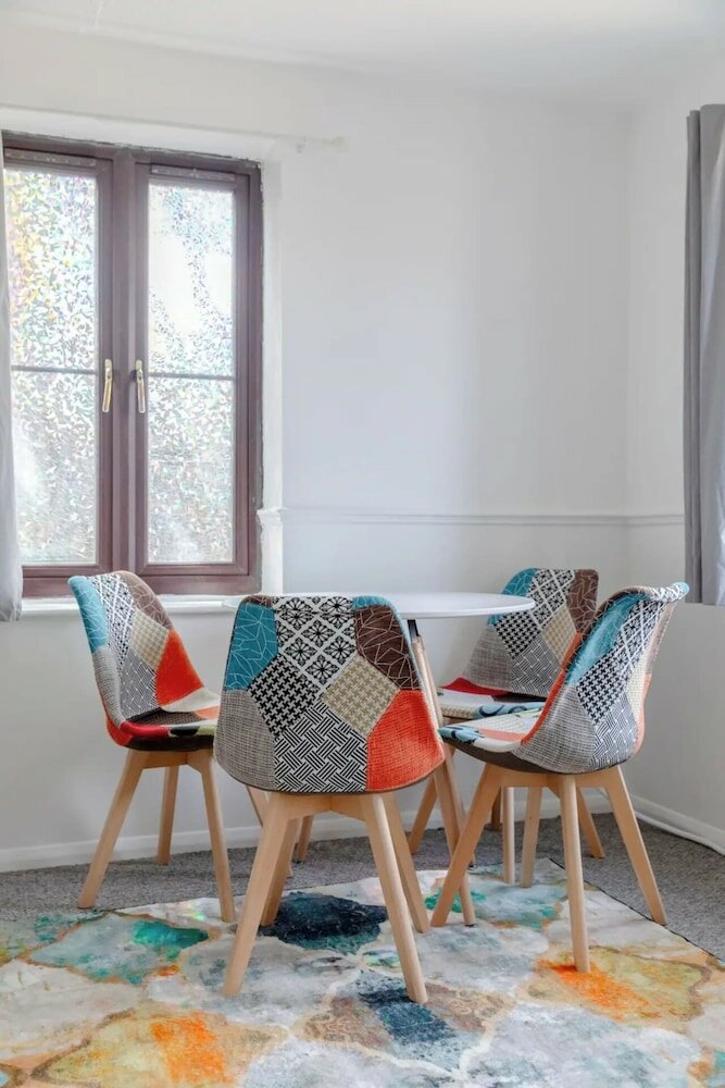 Фото Vibrant & Snug 2bd Flat - Beckton