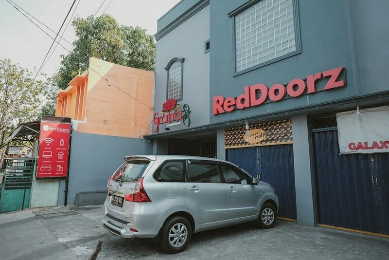 Гостиница RedDoorz near Rsud Koja в Джакарте