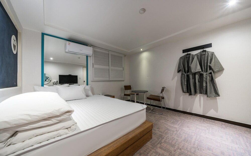 Фото Busan Daeyeondong Hotel With