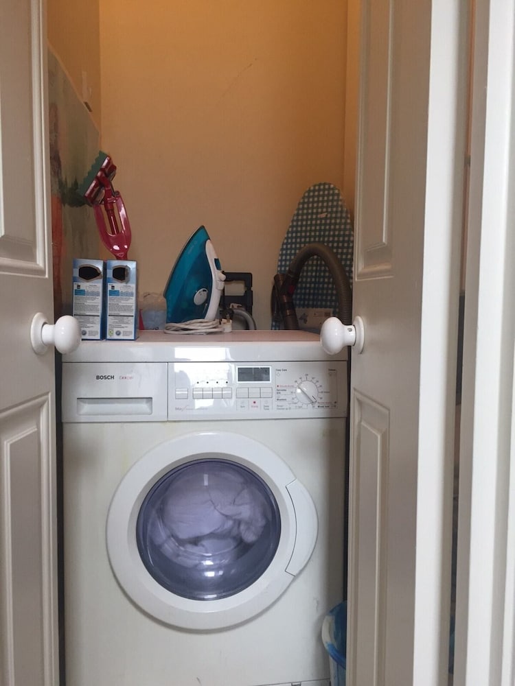 Фото Lovely 2 Bedroom on the Corner of Portobello Road