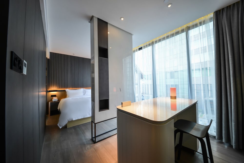 Фото Miju House Gubei-a small white building beside Shanghai oil painting sculpture institute