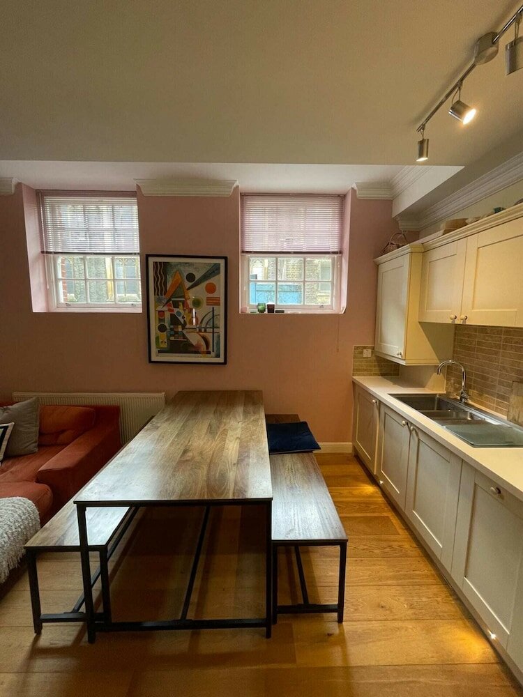 Фото Chic Victorian Flat in Private Estate - Mile End!