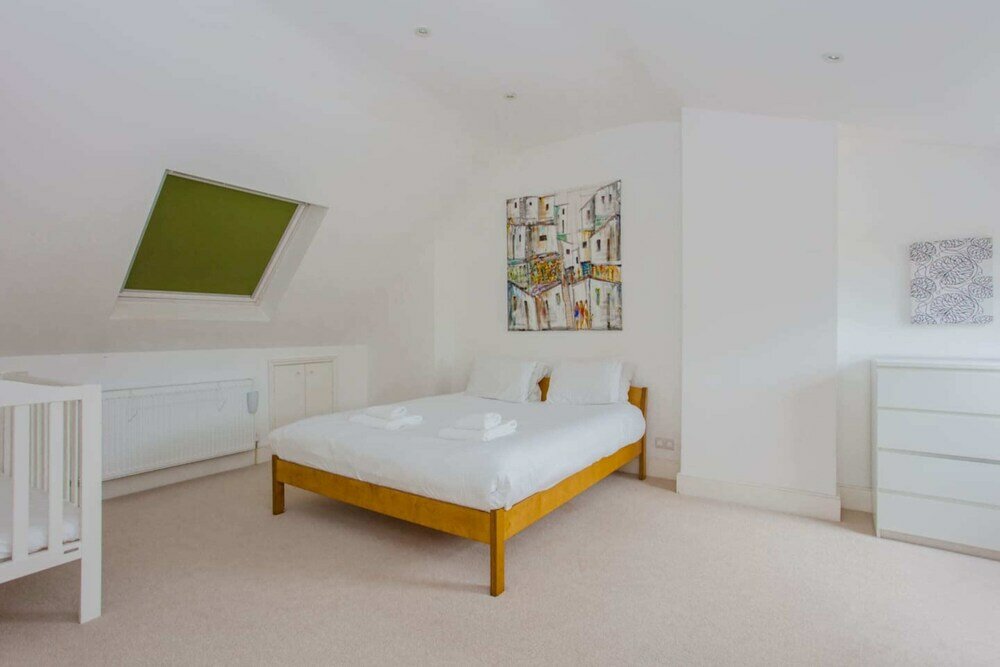 Фото Bright and Airy 3 Bedroom Maisonette in South London