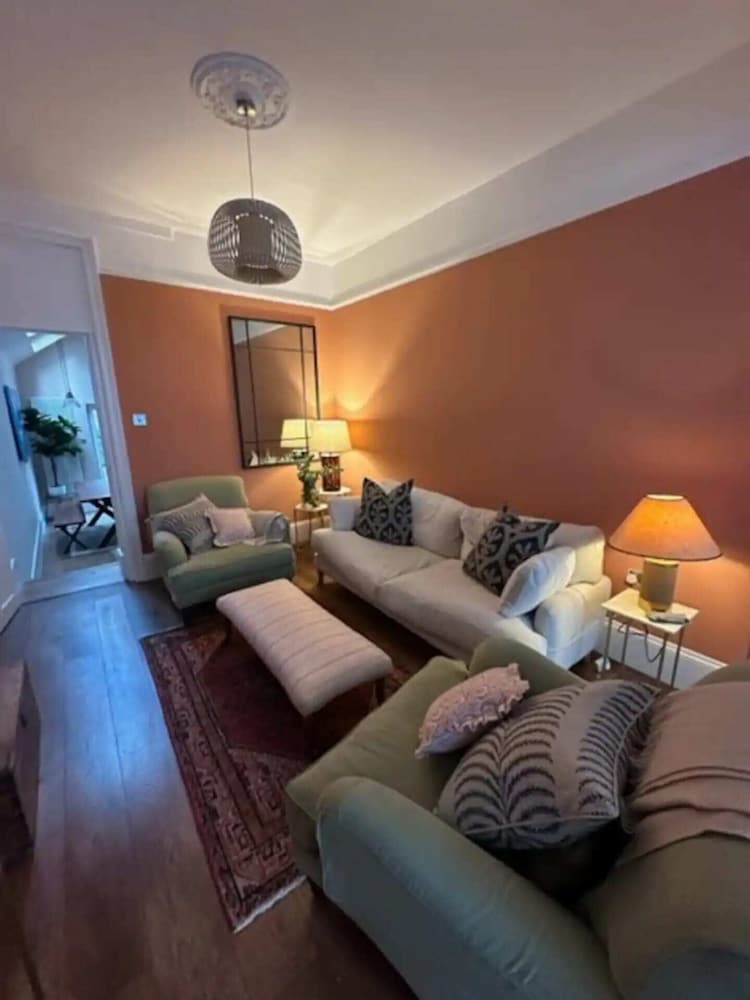 Фото Tranquil & Family-friendly 3bd Home, Clapham!