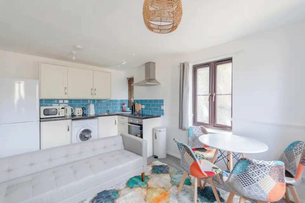 Фото Vibrant & Snug 2bd Flat - Beckton