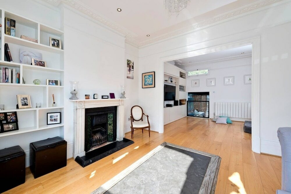Фото Bright & Spacious 5 Bed House in Charming Putney