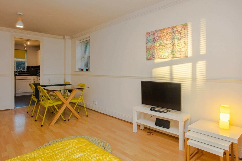 Фото Contemporary 1 Bedroom Flat in Camberwell Oval