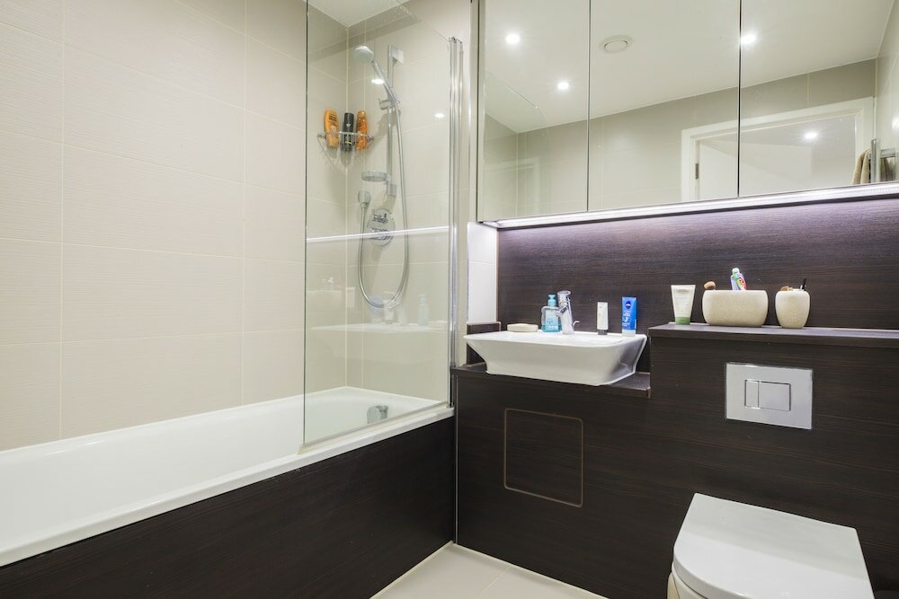 Фото Altido Trendy Islington Flat for 2 with Patio