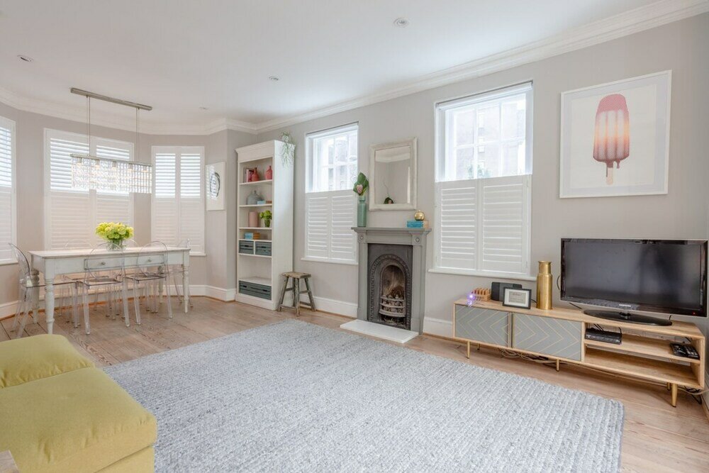 Фото Charmingly Unique and Recently Refurbished Watchman's Lodge in Camden Town