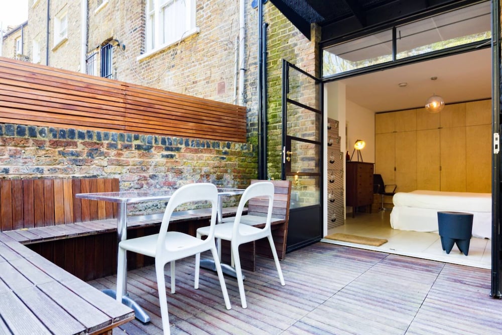Фото Stylish, Bright Apartment w Private Garden