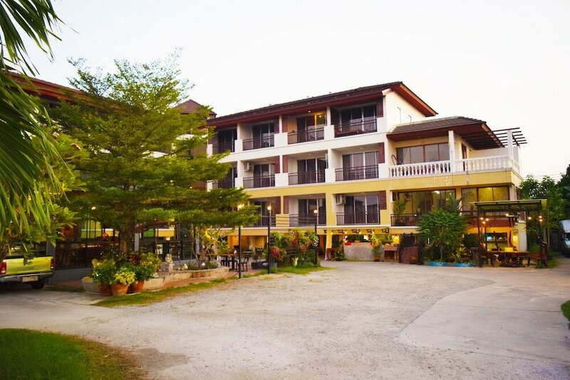 Гостиница Nantharom Hotel and Restaurant