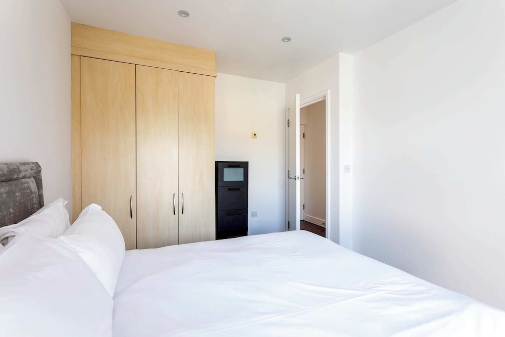 Фото Modern Tower Hill Penthouse