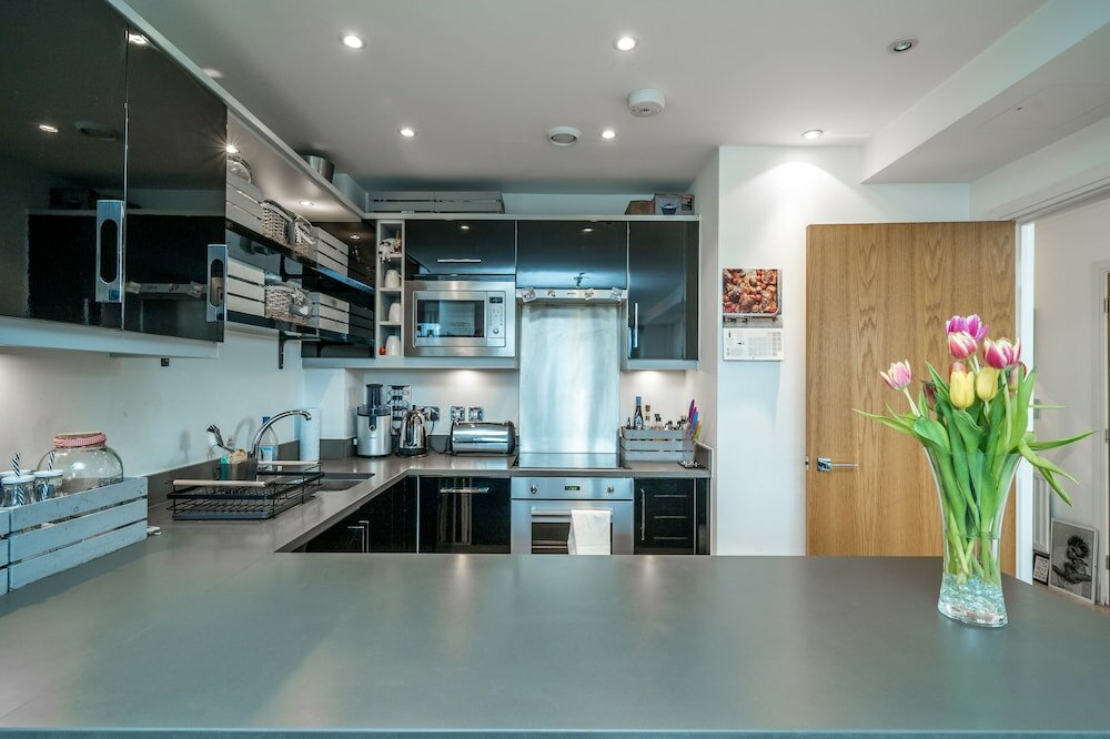 Фото Altido Gorgeous 2-Bed Flat W Desk In Wandsworth