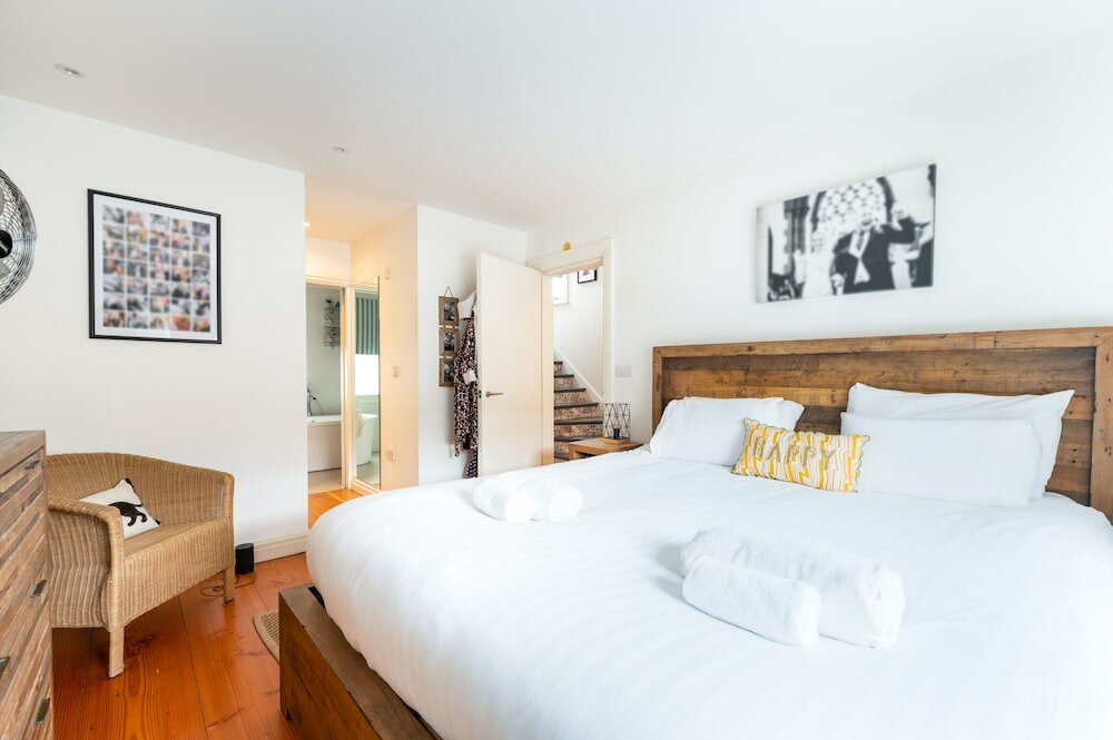 Фото Delightful Family Home With Garden in Balham by Underthedoormat