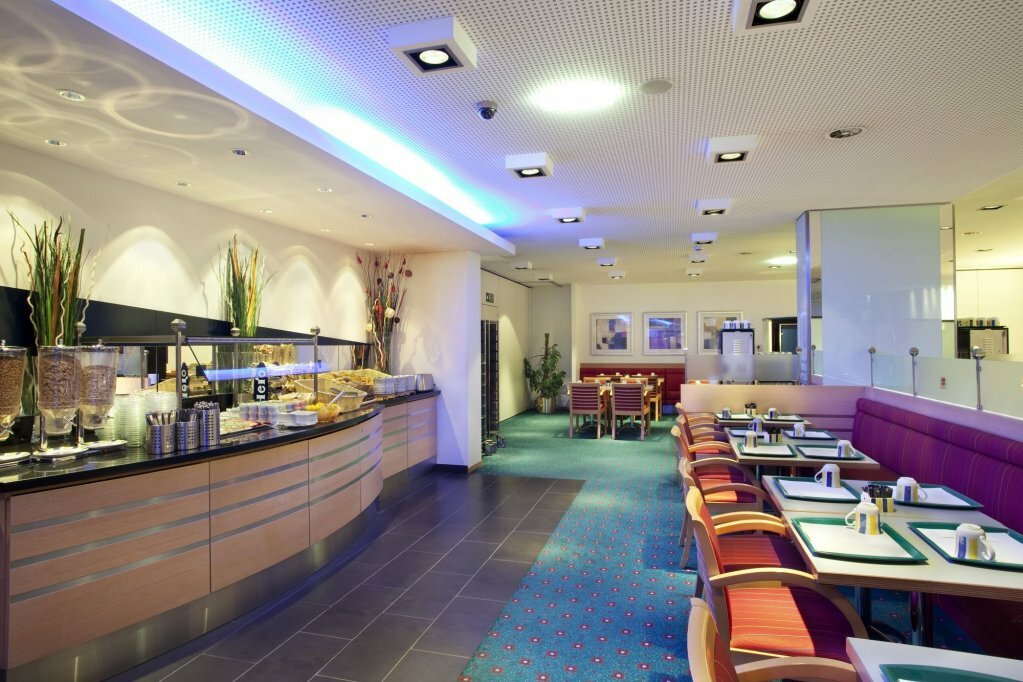 Фото Holiday Inn Express Geneva Airport by IHG