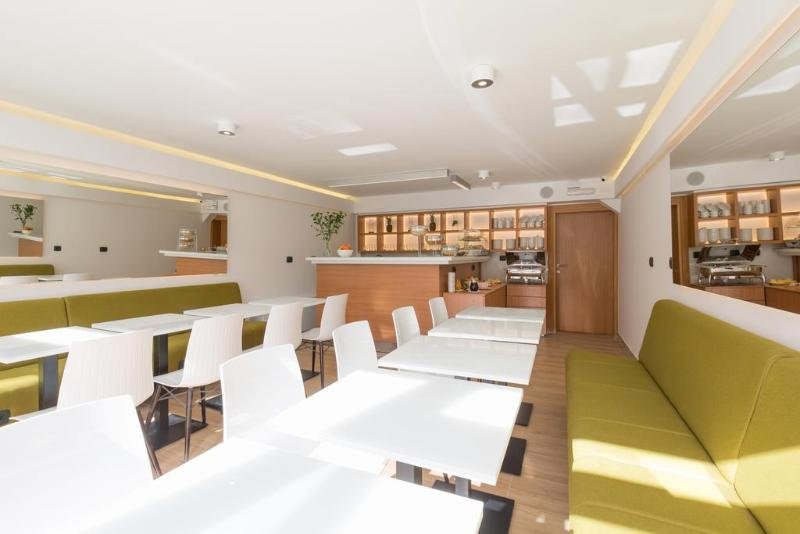 Фото Hotel Tesla Smart Stay