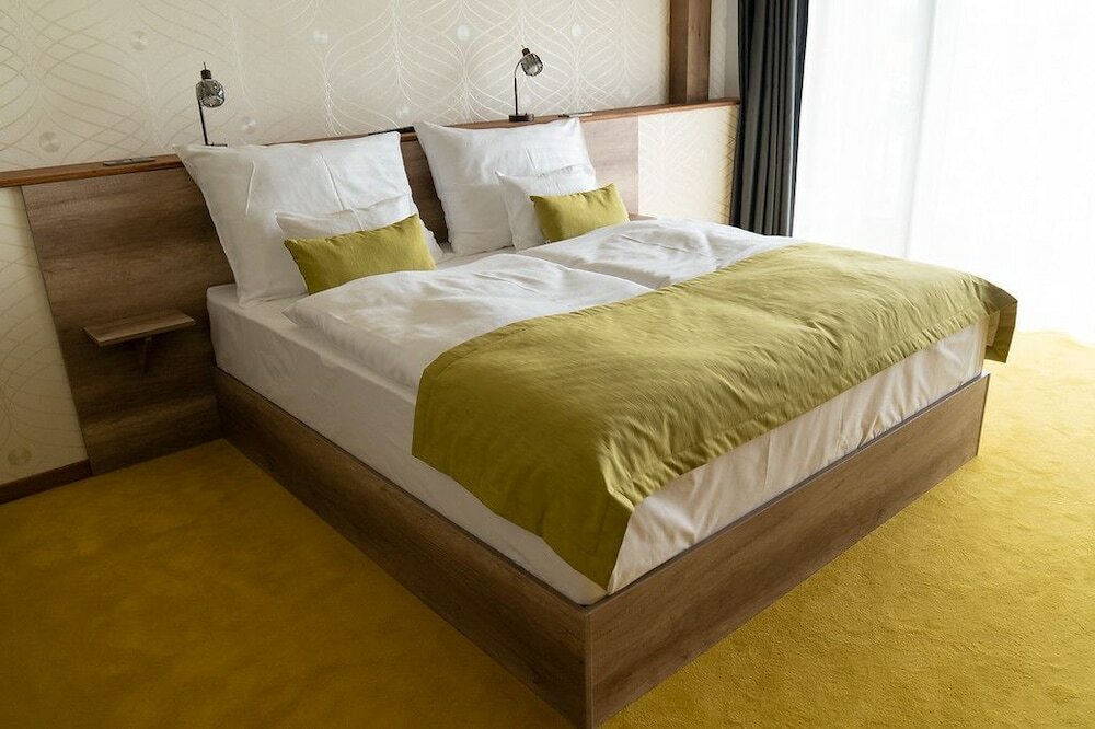 Фото Hotel Kristály